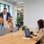 Medewerker werken geconcentreerd met Microsoft Copilot