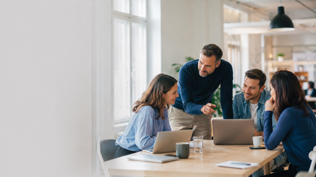 Medewerkers werken samen tijdens een Microsoft 365 adoptietraject